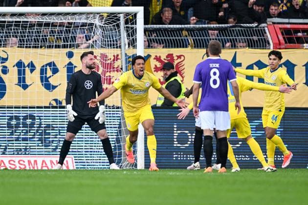2. Bundesliga - VfL Osnabrück - Eintracht Braunschweig am 20.04.2024 an der Bremer Brücke in Osnabrück Jubel, Torjubel, Torschuetze, Torschütze Anton Donkor (Braunschweig) jubelt nach seinem Tor zum 0:1.