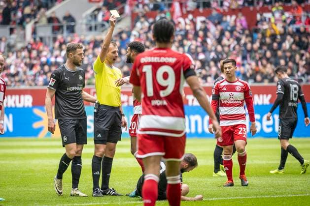 Fortuna Düsseldorf - SpVgg Greuther Fürth, 20.04.2024 Schiedsrichter Florian Heft (Neuenkirchen) zeigt Jamil Siebert (Fortuna Düsseldorf, 20) die gelbe Karte; Fortuna Düsseldorf - SpVgg Greuther Fürth am 30. Spieltag der 2. Fussball-Bundesliga am 20.04 2024 in der Merkur Spiel-Arena in Düsseldorf. DFL REGULATIONS PROHIBIT ANY USE OF PHOTOGRAPHS AS IMAGE SEQUENCES AND OR QUASI-VIDEO.