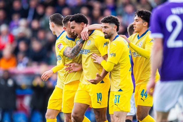 20.04.2024 - Fußball, 2023 2024, 2. Bundesliga, 30. Spieltag, VfL Osnabrück - Eintracht Braunschweig: (M) Anton Donkor (Braunschweig) jubelt nach seinem Tor zum 0:1 mit (2R-R) Fabio Kaufmann (Braunschweig), Johan Gomez (Braunschweig) DFL REGULATIONS PROHIBIT ANY USE OF PHOTOGRAPHS AS IMAGE SEQUENCES AND OR QUASI-VIDEO.