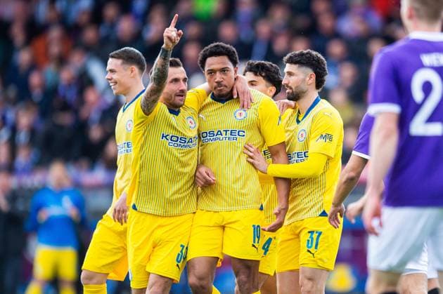20.04.2024 - Fußball, 2023 2024, 2. Bundesliga, 30. Spieltag, VfL Osnabrück - Eintracht Braunschweig: (M) Anton Donkor (Braunschweig) jubelt nach seinem Tor zum 0:1 mit (L) Robin Krauße (Braunschweig), (R) Fabio Kaufmann (Braunschweig) DFL REGULATIONS PROHIBIT ANY USE OF PHOTOGRAPHS AS IMAGE SEQUENCES AND OR QUASI-VIDEO.