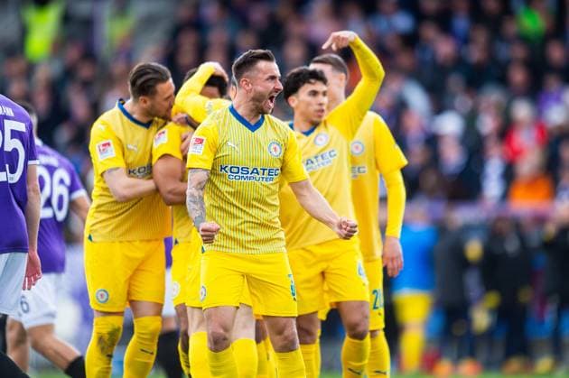 20.04.2024 - Fußball, 2023 2024, 2. Bundesliga, 30. Spieltag, VfL Osnabrück - Eintracht Braunschweig: Robin Krauße (Braunschweig) jubelt nach dem Tor zum 0:1 von Anton Donkor (Braunschweig) DFL REGULATIONS PROHIBIT ANY USE OF PHOTOGRAPHS AS IMAGE SEQUENCES AND OR QUASI-VIDEO.