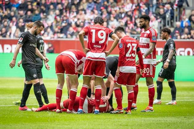 Fortuna Düsseldorf - SpVgg Greuther Fürth, 20.04.2024 Felix Klaus (Fortuna Düsseldorf, 11) bekommt beim Freistoß ein all an den Kopf; Fortuna Düsseldorf - SpVgg Greuther Fürth am 30. Spieltag der 2. Fussball-Bundesliga am 20.04 2024 in der Merkur Spiel-Arena in Düsseldorf. DFL REGULATIONS PROHIBIT ANY USE OF PHOTOGRAPHS AS IMAGE SEQUENCES AND OR QUASI-VIDEO.