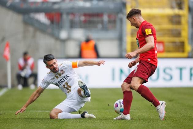 Daniel Hanslik (1.FC Kaiserslautern) im Zweikampf mit Sascha Mockenhaupt (SV Wehen Wiesbaden), 1. FC Kaiserslautern vs SV Wehen Wiesbaden, Fussball, 2. Bundesliga, Saison 2023 2024, 30. Spieltag, 20.04.2024 1. FC Kaiserslautern vs SV Wehen Wiesbaden, Fussball, 2. Bundesliga, Saison 2023 2024, 30. Spieltag, 20.04.2024 Kaiserslautern