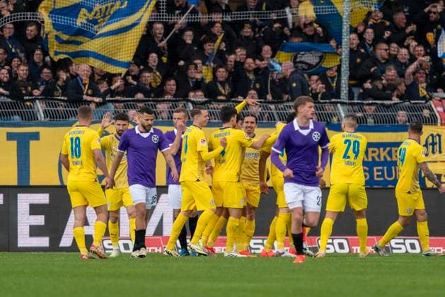 Jubel nach dem Tor zum 0:1 durch Anton Donkor (Eintracht Braunschweig, 19) GER, VfL Osnabrueck vs. Eintracht Braunschweig, Fußball, 2. Bundesliga, 30. Spieltag, Spielzeit 2023 2024, 19.04.2024 DFL REGULATIONS PROHIBIT ANY USE OF PHOTOGRAPHS AS IMAGE SEQUENCES AND OR QUASI-VIDEO VfL Osnabrueck vs. Eintracht Braunschweig, Fußball, 2. Bundesliga, 30. Spieltag, Spielzeit 2023 2024, 20.04.2024 Osnabrueck