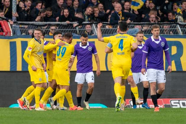 Jubel nach dem Tor zum 0:1 durch Anton Donkor (Eintracht Braunschweig, 19) GER, VfL Osnabrueck vs. Eintracht Braunschweig, Fußball, 2. Bundesliga, 30. Spieltag, Spielzeit 2023 2024, 19.04.2024 DFL REGULATIONS PROHIBIT ANY USE OF PHOTOGRAPHS AS IMAGE SEQUENCES AND OR QUASI-VIDEO VfL Osnabrueck vs. Eintracht Braunschweig, Fußball, 2. Bundesliga, 30. Spieltag, Spielzeit 2023 2024, 20.04.2024 Osnabrueck