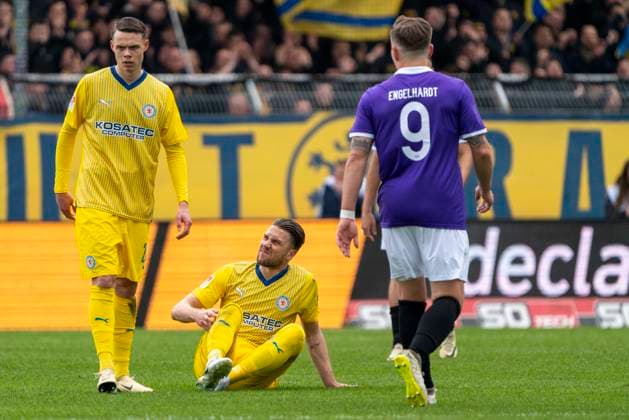 Thorir Johann Helgason (Eintracht Braunschweig, 20), Ermin Bicakcic (Eintracht Braunschweig, 06), Erik Engelhardt (VfL Osnabrueck, 09) GER, VfL Osnabrueck vs. Eintracht Braunschweig, Fußball, 2. Bundesliga, 30. Spieltag, Spielzeit 2023 2024, 19.04.2024 DFL REGULATIONS PROHIBIT ANY USE OF PHOTOGRAPHS AS IMAGE SEQUENCES AND OR QUASI-VIDEO VfL Osnabrueck vs. Eintracht Braunschweig, Fußball, 2. Bundesliga, 30. Spieltag, Spielzeit 2023 2024, 20.04.2024 Osnabrueck