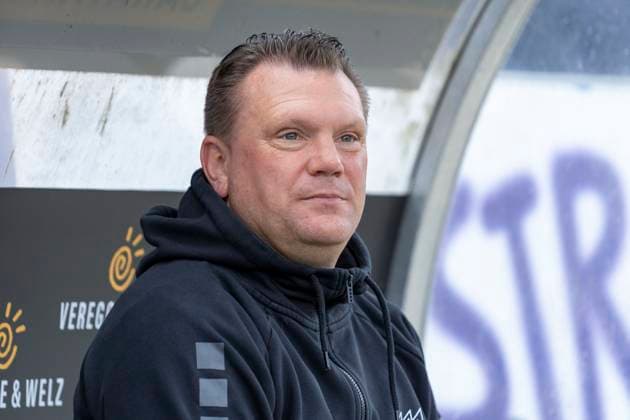 Uwe Koschinat (VfL Osnabrueck, Trainer) GER, VfL Osnabrueck vs. Eintracht Braunschweig, Fußball, 2. Bundesliga, 30. Spieltag, Spielzeit 2023 2024, 19.04.2024 DFL REGULATIONS PROHIBIT ANY USE OF PHOTOGRAPHS AS IMAGE SEQUENCES AND OR QUASI-VIDEO VfL Osnabrueck vs. Eintracht Braunschweig, Fußball, 2. Bundesliga, 30. Spieltag, Spielzeit 2023 2024, 20.04.2024 Osnabrueck