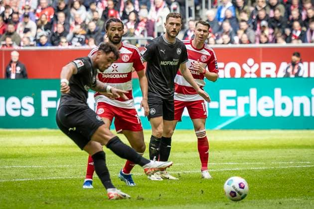 Fortuna Düsseldorf - SpVgg Greuther Fürth, 20.04.2024 Armindo Sieb (SpVgg Greuther Fürth, 30) zieht ab, Emmanuel Iyoha (Fortuna Düsseldorf, 19), Dennis Srbeny (SpVgg Greuther Fürth, 7) und Felix Klaus (Fortuna Düsseldorf, 11) schauen zu; Fortuna Düsseldorf - SpVgg Greuther Fürth am 30. Spieltag der 2. Fussball-Bundesliga am 20.04 2024 in der Merkur Spiel-Arena in Düsseldorf. DFL REGULATIONS PROHIBIT ANY USE OF PHOTOGRAPHS AS IMAGE SEQUENCES AND OR QUASI-VIDEO.