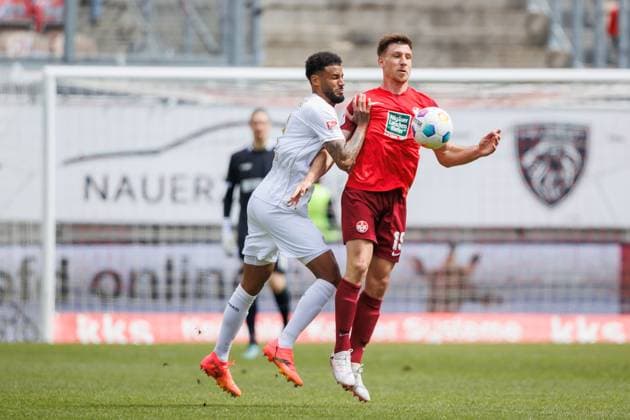 Daniel Hanslik (1.FC Kaiserslautern) im Zweikampf mit Martin Angha (SV Wehen Wiesbaden), 1. FC Kaiserslautern vs SV Wehen Wiesbaden, Fussball, 2. Bundesliga, Saison 2023 2024, 30. Spieltag, 20.04.2024 1. FC Kaiserslautern vs SV Wehen Wiesbaden, Fussball, 2. Bundesliga, Saison 2023 2024, 30. Spieltag, 20.04.2024 Kaiserslautern