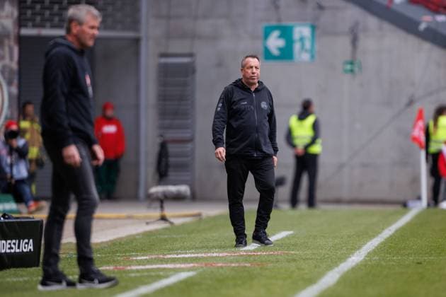 Markus Kauczinski (Trainer SV Wehen Wiesbaden) an der Seitenlinie, 1. FC Kaiserslautern vs SV Wehen Wiesbaden, Fussball, 2. Bundesliga, Saison 2023 2024, 30. Spieltag, 20.04.2024 1. FC Kaiserslautern vs SV Wehen Wiesbaden, Fussball, 2. Bundesliga, Saison 2023 2024, 30. Spieltag, 20.04.2024 Kaiserslautern *** Markus Kauczinski coach SV Wehen Wiesbaden on the touchline, 1 FC Kaiserslautern vs SV Wehen Wiesbaden, Football, 2 Bundesliga, Season 2023 2024, Matchday 30, 20 04 2024 1 FC Kaiserslautern vs SV Wehen Wiesbaden, Football, 2 Bundesliga, Season 2023 2024, Matchday 30, 20 04 2024 Kaiserslautern Copyright: xEibner-Pressefoto AlexanderxNeisx EP_ANS