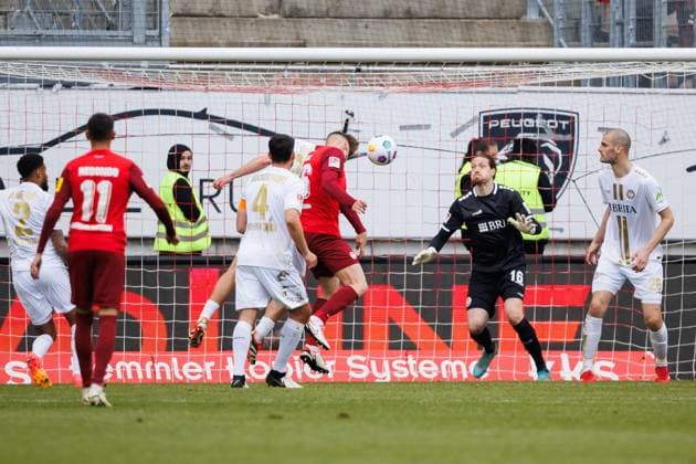 Filip Kaloc (1.FC Kaiserslautern) trifft mit dem Kopf zum 1:0, 1. FC Kaiserslautern vs SV Wehen Wiesbaden, Fussball, 2. Bundesliga, Saison 2023 2024, 30. Spieltag, 20.04.2024 1. FC Kaiserslautern vs SV Wehen Wiesbaden, Fussball, 2. Bundesliga, Saison 2023 2024, 30. Spieltag, 20.04.2024 Kaiserslautern