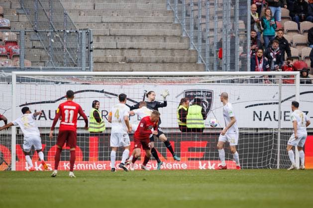 Filip Kaloc (1.FC Kaiserslautern) trifft mit dem Kopf zum 1:0, 1. FC Kaiserslautern vs SV Wehen Wiesbaden, Fussball, 2. Bundesliga, Saison 2023 2024, 30. Spieltag, 20.04.2024 1. FC Kaiserslautern vs SV Wehen Wiesbaden, Fussball, 2. Bundesliga, Saison 2023 2024, 30. Spieltag, 20.04.2024 Kaiserslautern