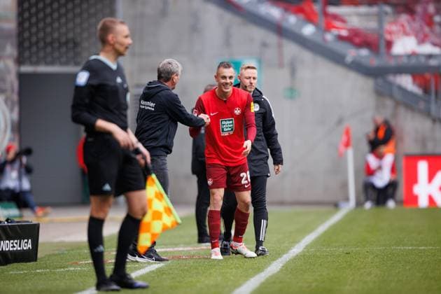 Filip Kaloc (1.FC Kaiserslautern) bejubelt den Treffer zum 1:0 mit Friedhelm Funkel (Trainer 1.FC Kaiserslautern), 1. FC Kaiserslautern vs SV Wehen Wiesbaden, Fussball, 2. Bundesliga, Saison 2023 2024, 30. Spieltag, 20.04.2024 1. FC Kaiserslautern vs SV Wehen Wiesbaden, Fussball, 2. Bundesliga, Saison 2023 2024, 30. Spieltag, 20.04.2024 Kaiserslautern