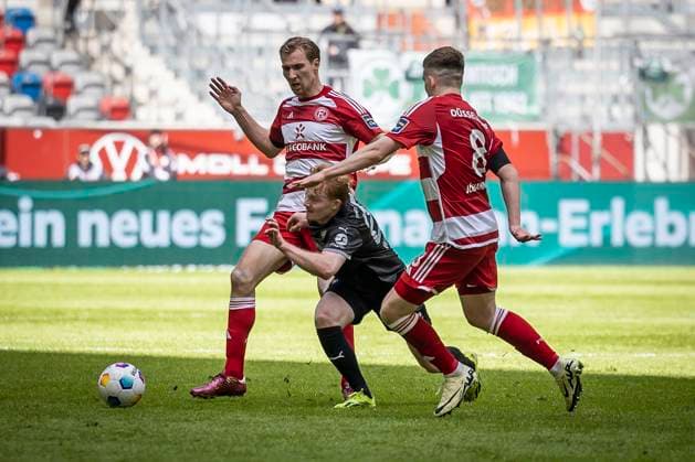 Fortuna Düsseldorf - SpVgg Greuther Fürth, 20.04.2024 Robert Wagner (SpVgg Greuther Fürth, 22) wird von Vincent Vermeij (Fortuna Düsseldorf, 9) und Isak Bergmann Johannesson (Fortuna Düsseldorf, 8) in die Zange genommen; Fortuna Düsseldorf - SpVgg Greuther Fürth am 30. Spieltag der 2. Fussball-Bundesliga am 20.04 2024 in der Merkur Spiel-Arena in Düsseldorf. DFL REGULATIONS PROHIBIT ANY USE OF PHOTOGRAPHS AS IMAGE SEQUENCES AND OR QUASI-VIDEO.