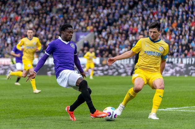 Christan Conteh (VfL Osnabrueck, 17), Jannis Nikolaou (Eintracht Braunschweig, 04) GER, VfL Osnabrueck vs. Eintracht Braunschweig, Fußball, 2. Bundesliga, 30. Spieltag, Spielzeit 2023 2024, 19.04.2024 DFL REGULATIONS PROHIBIT ANY USE OF PHOTOGRAPHS AS IMAGE SEQUENCES AND OR QUASI-VIDEO VfL Osnabrueck vs. Eintracht Braunschweig, Fußball, 2. Bundesliga, 30. Spieltag, Spielzeit 2023 2024, 20.04.2024 Osnabrueck