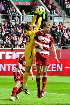 20.04.2024 - Fussball - Saison 2023 2024 - 2. Fussball - Bundesliga - 30. Spieltag: Fortuna Düsseldorf - SpVgg Greuther Fürth ( Kleeblatt ) - Sportfoto Zink MeZi - xmexzix - DFL regulations prohibit any use of photographs as image sequences and or quasi-video - only for editorial use - Jonas Urbig (40, SpVgg Greuther Fürth ) Vincent Vermeij (9, Fortuna Düsseldorf F95, rechts )