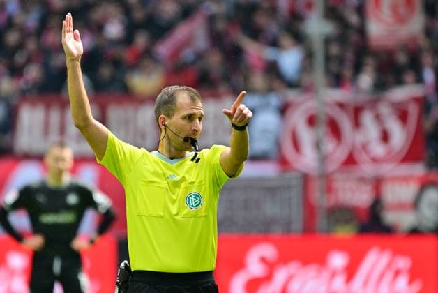 20.04.2024 - Fussball - Saison 2023 2024 - 2. Fussball - Bundesliga - 30. Spieltag: Fortuna Düsseldorf - SpVgg Greuther Fürth ( Kleeblatt ) - Sportfoto Zink MeZi - xmexzix - DFL regulations prohibit any use of photographs as image sequences and or quasi-video - only for editorial use - Florian Heft ( Schiedsrichter )
