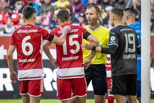 Fortuna Düsseldorf - SpVgg Greuther Fürth, 20.04.2024 Schiedsrichter Florian Heft (Neuenkirchen) ermahnt Tim Oberdorf (Fortuna Düsseldorf, 15) und Tim Lemperle (SpVgg Greuther Fürth, 19) vor einem Eckball; Fortuna Düsseldorf - SpVgg Greuther Fürth am 30. Spieltag der 2. Fussball-Bundesliga am 20.04 2024 in der Merkur Spiel-Arena in Düsseldorf. Links Yannik Engelhardt (Fortuna Düsseldorf, 6). DFL REGULATIONS PROHIBIT ANY USE OF PHOTOGRAPHS AS IMAGE SEQUENCES AND OR QUASI-VIDEO.