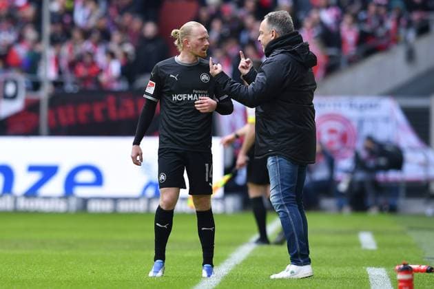 Fußball 2. Bundesliga 30. Spieltag Fortuna Düsseldorf - SpVgg Greuther Fürth am 20.04.2024 in der Merkur Spiel-Arena in Düsseldorf Kwadwo Baah ( Düsseldorf ), links - Alexander Zorniger ( Trainer Cheftrainer Fürth ), rechts DFL regulations prohibit any use of photographs as image sequences and or quasi-video.