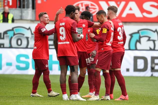 20.04.2024, xusrbx, Fussball 2.Bundesliga, 1.FC Kaiserslautern - SV Wehen Wiesbaden emspor, v.l. die Spieler vom 1. FC Kaiserslautern, Filip Kaloc (1. FC Kaiserslautern, 26), Torschuetze zum 1:0, 30. Spielminute (DFL DFB REGULATIONS PROHIBIT ANY USE OF PHOTOGRAPHS as IMAGE SEQUENCES and or QUASI-VIDEO) Kaiserslautern