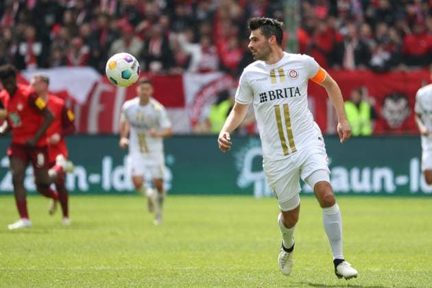 20.04.2024, xusrbx, Fussball 2.Bundesliga, 1.FC Kaiserslautern - SV Wehen Wiesbaden emspor, v.l. Sascha Mockenhaupt (SV Wehen Wiesbaden, 4), Aktion, Einzelbild, Freisteller, mit Ball, (DFL DFB REGULATIONS PROHIBIT ANY USE OF PHOTOGRAPHS as IMAGE SEQUENCES and or QUASI-VIDEO) Kaiserslautern