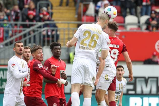 20.04.2024, xusrbx, Fussball 2.Bundesliga, 1.FC Kaiserslautern - SV Wehen Wiesbaden emspor, v.l. Aleksandar Vukotic (SV Wehen Wiesbaden, 26), Daniel Hanslik (1. FC Kaiserslautern, 19), Kopfball, Kopfballduell, (DFL DFB REGULATIONS PROHIBIT ANY USE OF PHOTOGRAPHS as IMAGE SEQUENCES and or QUASI-VIDEO) Kaiserslautern