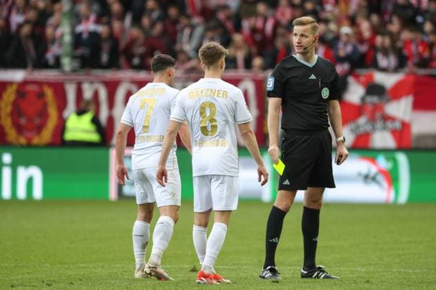 20.04.2024, xusrbx, Fussball 2.Bundesliga, 1.FC Kaiserslautern - SV Wehen Wiesbaden emspor, v.l. Robin Heußer (SV Wehen Wiesbaden, 7), Nick Baetzner (SV Wehen Wiesbaden, 8), Dr. Arne Aarnink (Schiedsrichter), Gelb, gelbe Karte, (DFL DFB REGULATIONS PROHIBIT ANY USE OF PHOTOGRAPHS as IMAGE SEQUENCES and or QUASI-VIDEO) Kaiserslautern