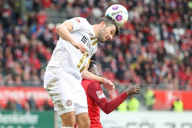 20.04.2024, xusrbx, Fussball 2.Bundesliga, 1.FC Kaiserslautern - SV Wehen Wiesbaden emspor, v.l. Sascha Mockenhaupt (SV Wehen Wiesbaden, 4), Richmond Tachie (1. FC Kaiserslautern, 29), Kopfball, Kopfballduell, (DFL DFB REGULATIONS PROHIBIT ANY USE OF PHOTOGRAPHS as IMAGE SEQUENCES and or QUASI-VIDEO) Kaiserslautern