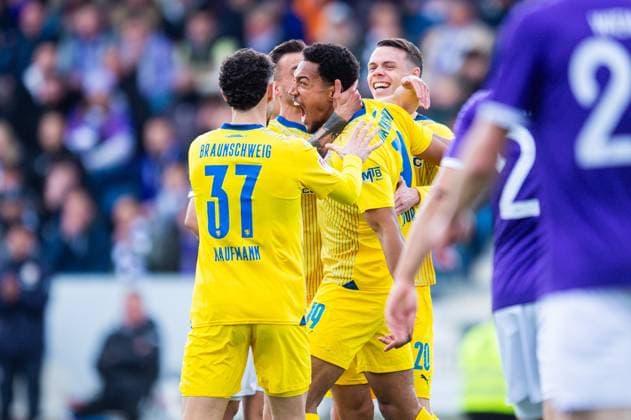 20.04.2024 - Fußball, 2023 2024, 2. Bundesliga, 30. Spieltag, VfL Osnabrück - Eintracht Braunschweig: (M) Anton Donkor (Braunschweig) jubelt nach seinem Tor zum 0:1 mit (R) Thorir Johann Helgason (Braunschweig) DFL REGULATIONS PROHIBIT ANY USE OF PHOTOGRAPHS AS IMAGE SEQUENCES AND OR QUASI-VIDEO.