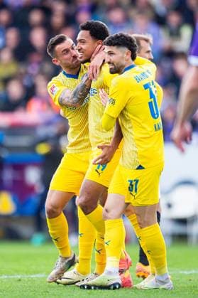 20.04.2024 - Fußball, 2023 2024, 2. Bundesliga, 30. Spieltag, VfL Osnabrück - Eintracht Braunschweig: (M) Anton Donkor (Braunschweig) jubelt nach seinem Tor zum 0:1 mit (L) Fabio Kaufmann (Braunschweig), (R) Fabio Kaufmann (Braunschweig) DFL REGULATIONS PROHIBIT ANY USE OF PHOTOGRAPHS AS IMAGE SEQUENCES AND OR QUASI-VIDEO.