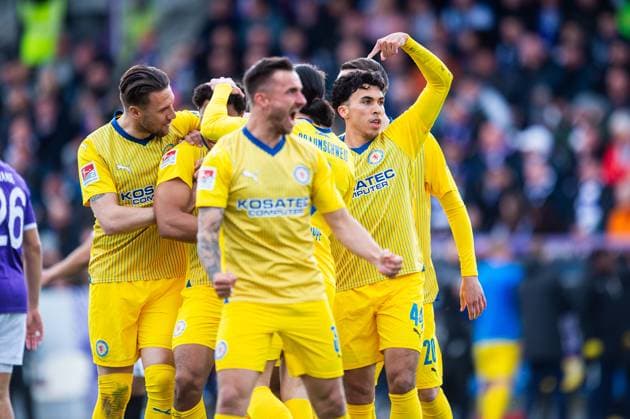 20.04.2024 - Fußball, 2023 2024, 2. Bundesliga, 30. Spieltag, VfL Osnabrück - Eintracht Braunschweig: (M-R) Robin Krauße (Braunschweig) jubelt nach dem Tor zum 0:1 von Anton Donkor (Braunschweig), Johan Gomez (Braunschweig) DFL REGULATIONS PROHIBIT ANY USE OF PHOTOGRAPHS AS IMAGE SEQUENCES AND OR QUASI-VIDEO.