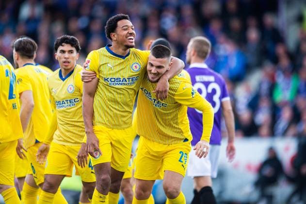 20.04.2024 - Fußball, 2023 2024, 2. Bundesliga, 30. Spieltag, VfL Osnabrück - Eintracht Braunschweig: (L-R) Anton Donkor (Braunschweig) jubelt nach seinem Tor zum 0:1 mit Hasan Kurucay (Braunschweig) DFL REGULATIONS PROHIBIT ANY USE OF PHOTOGRAPHS AS IMAGE SEQUENCES AND OR QUASI-VIDEO.
