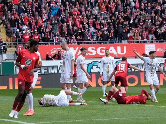 Fussball - 2. Bundesliga - Saison 2023 24 Kaiserslautern - Fritz-Walter-Stadion 20.04.2024 1. FC Kaiserslautern (fck) - SV Wehen-Wiesbaden (ww) Lasse GUENTHER (SV Wehen-Wiesbaden), li, am Boden und Filip KALOC (1. FC Kaiserslautern), re am Boden, stiessen beim 1:0 mit den Köpfen zusammen Fussball - 2. Bundesliga - 1. FC Kaiserslautern