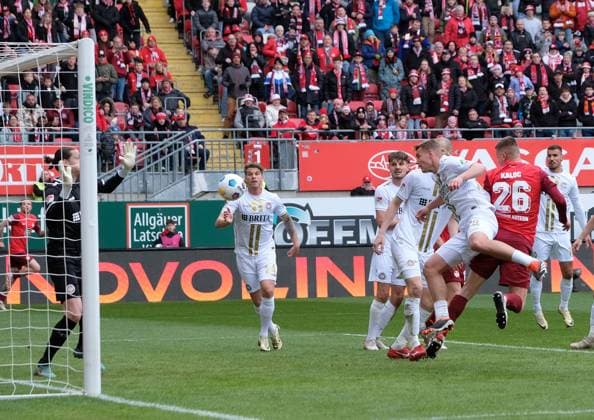 Fussball - 2. Bundesliga - Saison 2023 24 Kaiserslautern - Fritz-Walter-Stadion 20.04.2024 1. FC Kaiserslautern (fck) - SV Wehen-Wiesbaden (ww) Filip KALOC (1. FC Kaiserslautern), Nr. 26, erzielte per Kopf das 1:0 Fussball - 2. Bundesliga - 1. FC Kaiserslautern