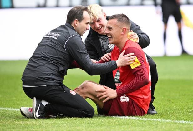 Sport Bilder des Tages Fussball - 2. Bundesliga - Saison 2023 24 Kaiserslautern - Fritz-Walter-Stadion 20.04.2024 1. FC Kaiserslautern (fck) - SV Wehen-Wiesbaden (ww) Filip KALOC (1. FC Kaiserslautern) musste nach seinem Tor behandelt werden Fussball - 2. Bundesliga - 1. FC Kaiserslautern