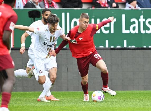Fussball - 2. Bundesliga - Saison 2023 24 Kaiserslautern - Fritz-Walter-Stadion 20.04.2024 1. FC Kaiserslautern (fck) - SV Wehen-Wiesbaden (ww) Filip KALOC (1. FC Kaiserslautern), re - Nick BAETZNER (SV Wehen-Wiesbaden) Fussball - 2. Bundesliga - 1. FC Kaiserslautern