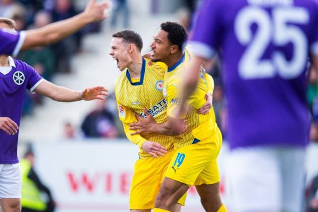 20.04.2024 - Fußball, 2023 2024, 2. Bundesliga, 30. Spieltag, VfL Osnabrück - Eintracht Braunschweig: (R) Anton Donkor (Braunschweig) jubelt nach seinem Tor zum 0:1 mit (L) Thorir Johann Helgason (Braunschweig) DFL REGULATIONS PROHIBIT ANY USE OF PHOTOGRAPHS AS IMAGE SEQUENCES AND OR QUASI-VIDEO.
