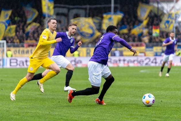 Christan Conteh (VfL Osnabrueck, 17), Thorir Johann Helgason (Eintracht Braunschweig, 20) GER, VfL Osnabrueck vs. Eintracht Braunschweig, Fußball, 2. Bundesliga, 30. Spieltag, Spielzeit 2023 2024, 19.04.2024 DFL REGULATIONS PROHIBIT ANY USE OF PHOTOGRAPHS AS IMAGE SEQUENCES AND OR QUASI-VIDEO VfL Osnabrueck vs. Eintracht Braunschweig, Fußball, 2. Bundesliga, 30. Spieltag, Spielzeit 2023 2024, 20.04.2024 Osnabrueck