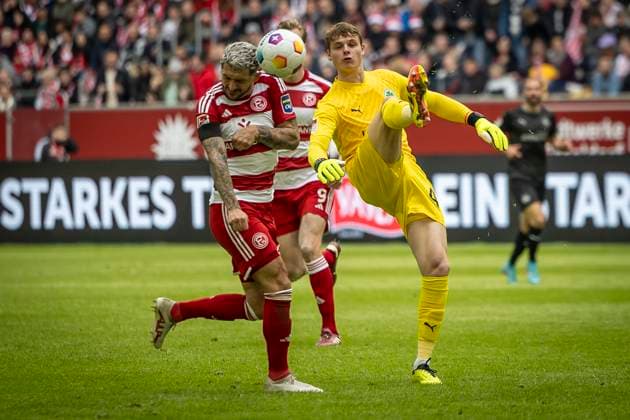 Fortuna Düsseldorf - SpVgg Greuther Fürth, 20.04.2024 SpVgg Greuther Fürth klärt gewagt vor Matthias Zimmermann (Fortuna Düsseldorf, 25); Fortuna Düsseldorf - SpVgg Greuther Fürth am 30. Spieltag der 2. Fussball-Bundesliga am 20.04 2024 in der Merkur Spiel-Arena in Düsseldorf. DFL REGULATIONS PROHIBIT ANY USE OF PHOTOGRAPHS AS IMAGE SEQUENCES AND OR QUASI-VIDEO.