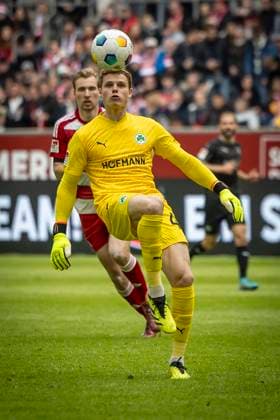 Fortuna Düsseldorf - SpVgg Greuther Fürth, 20.04.2024 Jonas Urbig (SpVgg Greuther Fürth, 40) klärt ausserhalb des Strafraums; Fortuna Düsseldorf - SpVgg Greuther Fürth am 30. Spieltag der 2. Fussball-Bundesliga am 20.04 2024 in der Merkur Spiel-Arena in Düsseldorf. DFL REGULATIONS PROHIBIT ANY USE OF PHOTOGRAPHS AS IMAGE SEQUENCES AND OR QUASI-VIDEO.