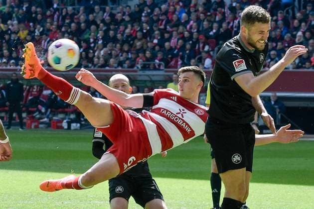 Yannik Engelhardt ( 6, Fortuna Duesseldorf) erzielt das Tor zum 1:0, dass nicht gegeben worden ist. 20.04.2024 Fussball Fortuna Duesseldorf vs SpVgg Greuther Fuerth, Merkur Spiel-Arena, Duesseldorf, DFB DFL REGULATIONS PROHIBIT ANY USE OF PHOTOGRAPHS AS IMAGE SEQUENCES AND OR QUASI-VIDEO NRW Germany