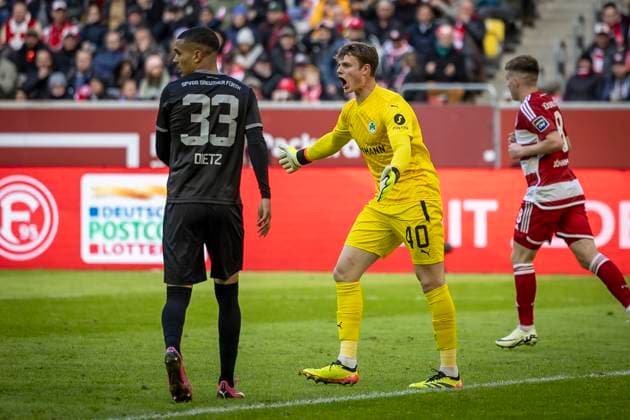 Fortuna Düsseldorf - SpVgg Greuther Fürth, 20.04.2024 Jonas Urbig (SpVgg Greuther Fürth, 40) schimpft mit seiner Hintermannschaft; Fortuna Düsseldorf - SpVgg Greuther Fürth am 30. Spieltag der 2. Fussball-Bundesliga am 20.04 2024 in der Merkur Spiel-Arena in Düsseldorf. DFL REGULATIONS PROHIBIT ANY USE OF PHOTOGRAPHS AS IMAGE SEQUENCES AND OR QUASI-VIDEO.