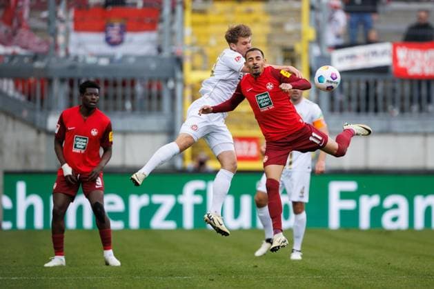 Kenny Prince Redondo (1.FC Kaiserslautern) im Kopfballduell mit Marcus Mathisen (SV Wehen Wiesbaden), 1. FC Kaiserslautern vs SV Wehen Wiesbaden, Fussball, 2. Bundesliga, Saison 2023 2024, 30. Spieltag, 20.04.2024 1. FC Kaiserslautern vs SV Wehen Wiesbaden, Fussball, 2. Bundesliga, Saison 2023 2024, 30. Spieltag, 20.04.2024 Kaiserslautern