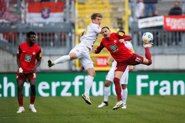 Kenny Prince Redondo (1.FC Kaiserslautern) im Kopfballduell mit Marcus Mathisen (SV Wehen Wiesbaden), 1. FC Kaiserslautern vs SV Wehen Wiesbaden, Fussball, 2. Bundesliga, Saison 2023 2024, 30. Spieltag, 20.04.2024 1. FC Kaiserslautern vs SV Wehen Wiesbaden, Fussball, 2. Bundesliga, Saison 2023 2024, 30. Spieltag, 20.04.2024 Kaiserslautern