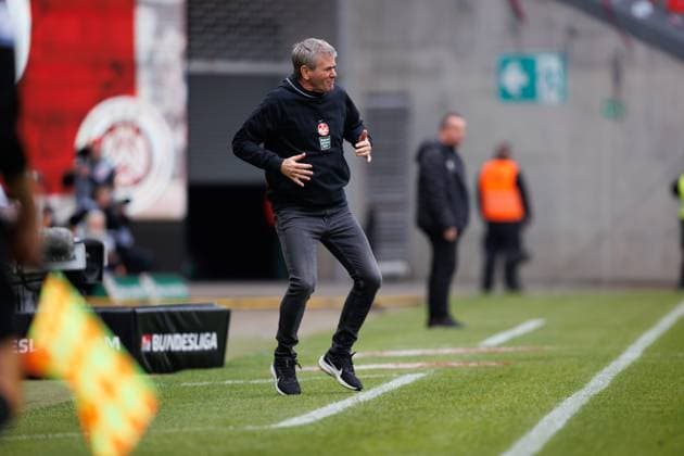 Friedhelm Funkel (Trainer 1.FC Kaiserslautern) an der Seitenlinie, 1. FC Kaiserslautern vs SV Wehen Wiesbaden, Fussball, 2. Bundesliga, Saison 2023 2024, 30. Spieltag, 20.04.2024 1. FC Kaiserslautern vs SV Wehen Wiesbaden, Fussball, 2. Bundesliga, Saison 2023 2024, 30. Spieltag, 20.04.2024 Kaiserslautern