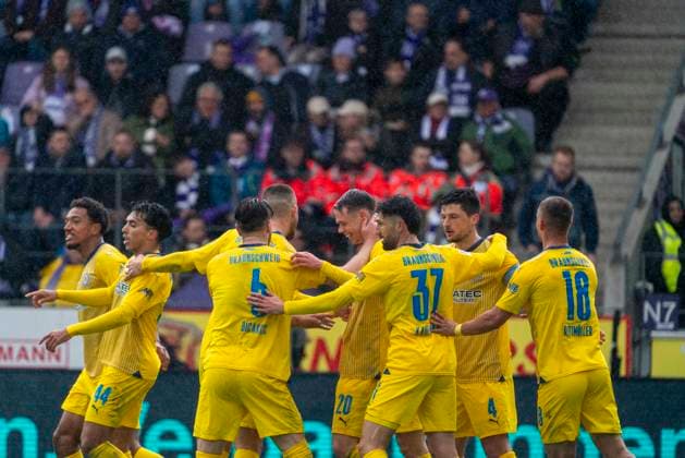 Jubel nach dem Tor zum 0:3 durch Johan Gomez (Eintracht Braunschweig, 44) GER, VfL Osnabrueck vs. Eintracht Braunschweig, Fußball, 2. Bundesliga, 30. Spieltag, Spielzeit 2023 2024, 19.04.2024 DFL REGULATIONS PROHIBIT ANY USE OF PHOTOGRAPHS AS IMAGE SEQUENCES AND OR QUASI-VIDEO VfL Osnabrueck vs. Eintracht Braunschweig, Fußball, 2. Bundesliga, 30. Spieltag, Spielzeit 2023 2024, 20.04.2024 Osnabrueck