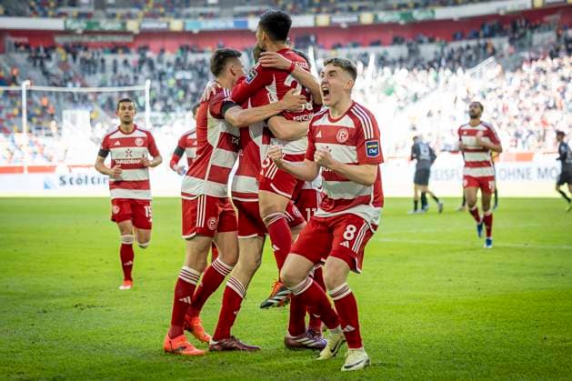 Fortuna Düsseldorf - SpVgg Greuther Fürth, 20.04.2024 Jonas Urbig (SpVgg Greuther Fürth, 40) schimpft mit seiner Hintermannschaft; Fortuna Düsseldorf - SpVgg Greuther Fürth am 30. Spieltag der 2. Fussball-Bundesliga am 20.04 2024 in der Merkur Spiel-Arena in Düsseldorf. Vorne freut sich Isak Bergmann Johannesson (Fortuna Düsseldorf, 8). DFL REGULATIONS PROHIBIT ANY USE OF PHOTOGRAPHS AS IMAGE SEQUENCES AND OR QUASI-VIDEO.