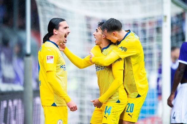 20.04.2024 - Fußball, 2023 2024, 2. Bundesliga, 30. Spieltag, VfL Osnabrück - Eintracht Braunschweig: (M) Johan Gomez (Braunschweig) jubelt nach seinem Tor zum 0:3 mit (L) Rayan Philippe (Braunschweig), (R) Thorir Johann Helgason (Braunschweig) DFL REGULATIONS PROHIBIT ANY USE OF PHOTOGRAPHS AS IMAGE SEQUENCES AND OR QUASI-VIDEO.