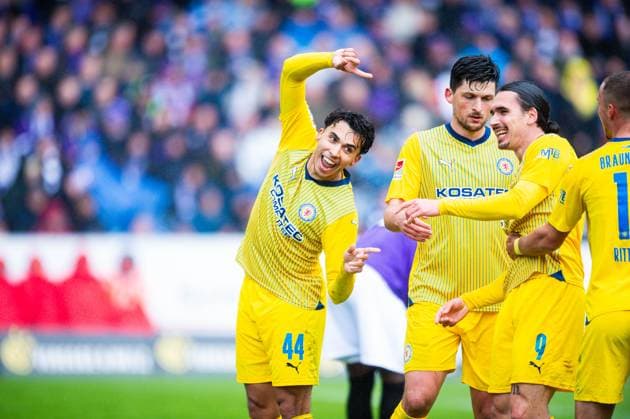 20.04.2024 - Fußball, 2023 2024, 2. Bundesliga, 30. Spieltag, VfL Osnabrück - Eintracht Braunschweig: (L) Johan Gomez (Braunschweig) jubelt nach seinem Tor zum 0:3 mit (M) Jannis Nikolaou (Braunschweig), Rayan Philippe (Braunschweig) DFL REGULATIONS PROHIBIT ANY USE OF PHOTOGRAPHS AS IMAGE SEQUENCES AND OR QUASI-VIDEO.