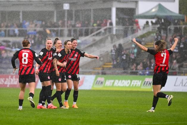 20.04.2024, GER, Fußball, Google Pixel Frauen-Bundesliga, 2023 2024, Eintracht Frankfurt - 1. FC Nürnberg Lara Prasnikar (7 Frankfurt) läuft mit hochgerissenen Armen auf Torschützing Sara Doorsoun (23 Frankfurt) zu. Frankfurt am Main Stadion am Brentanobad Hessen Deutschland